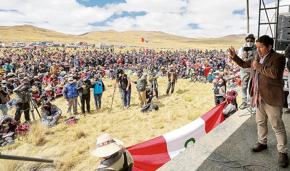 Encuentro. Guido Bellido pidió el respaldo de las comunidades campesinas, quienes denunciaron ser perjudicadas por el paso de camiones de alto tonelaje por el corredor minero. Foto: PCM