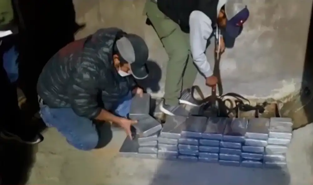 El cargamento constaba de 381 kilos de clorhidrato de cocaína y 170 kilos de pasta básica de cocaína. Foto: captura de América TV