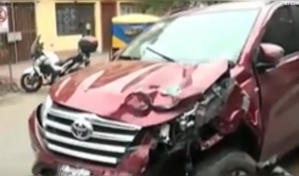 El conductor que chocó su camioneta es un alférez de la PNP. Foto: captura de América Noticias