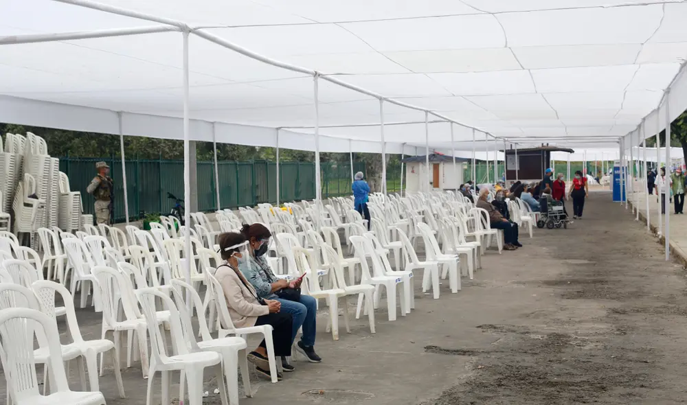 El vacunatorio del Campo de Marte fue uno de los lugares donde ocurrieron este tipo de incidentes. Foto: imagen referencial/La República El vacunatorio del Campo de Marte fue uno de los lugares donde ocurrieron este tipo de incidentes. Foto: imagen referencial/La República