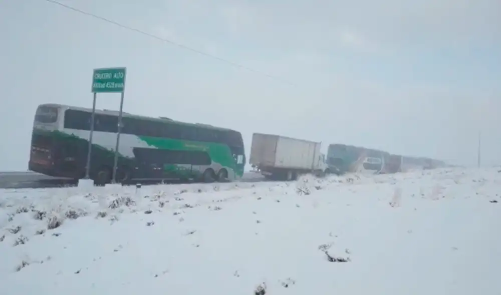 Policía de Carreteras alertó que carretera está cristalizada. Foto: difusión Policía de Carreteras alertó que carretera está cristalizada. Foto: difusión