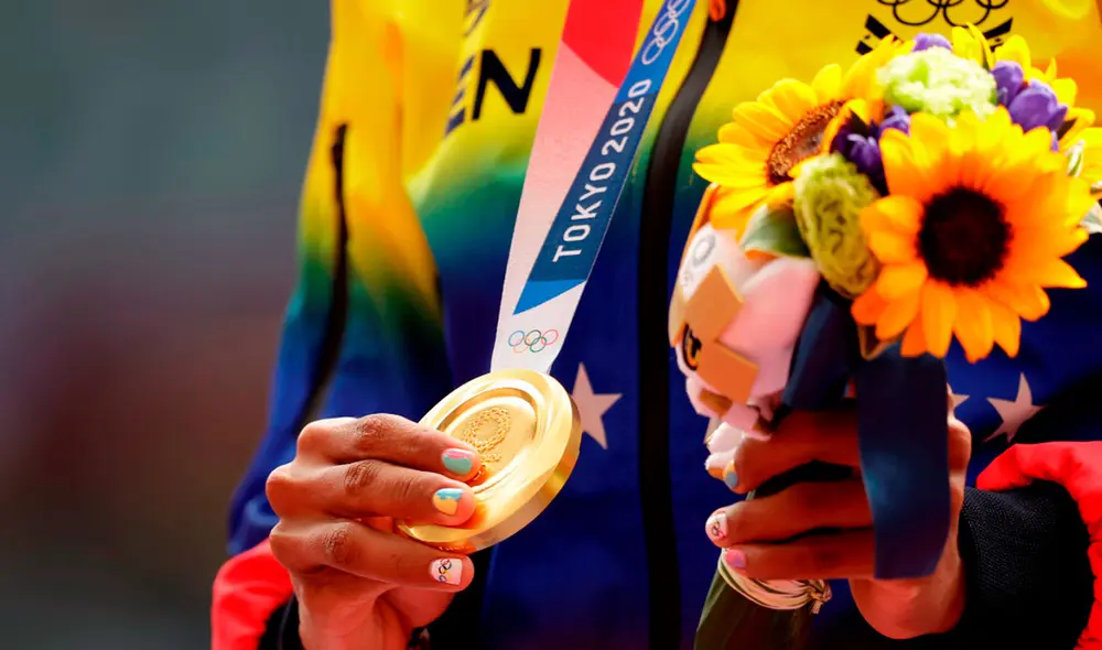Yulimar Rojas de Venezuela posa con la medalla de oro durante la ceremonia de premiación del salto triple femenino. Foto: EFE