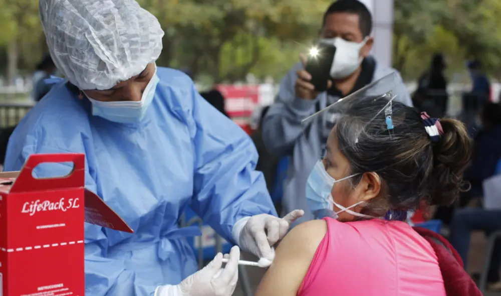 Un factor para la caída de las cifras de muertes sería la vacunación. Foto: La República Un factor para la caída de las cifras de muertes sería la vacunación. Foto: La República