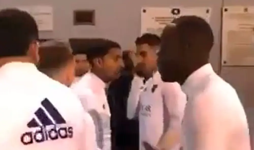 Luis Advíncula alentó a sus compañeros. Foto: TyC Sports Luis Advíncula alentó a sus compañeros. Foto: TyC Sports