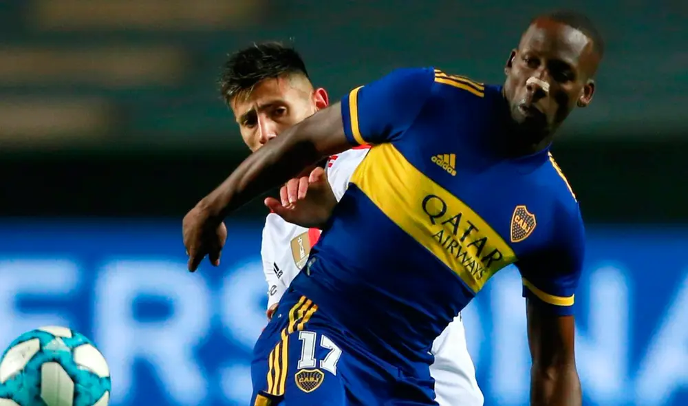 Luis Advíncula debutó con la camiseta de Boca Juniors y fue reemplazado en el segundo tiempo de partido. Foto: AFP