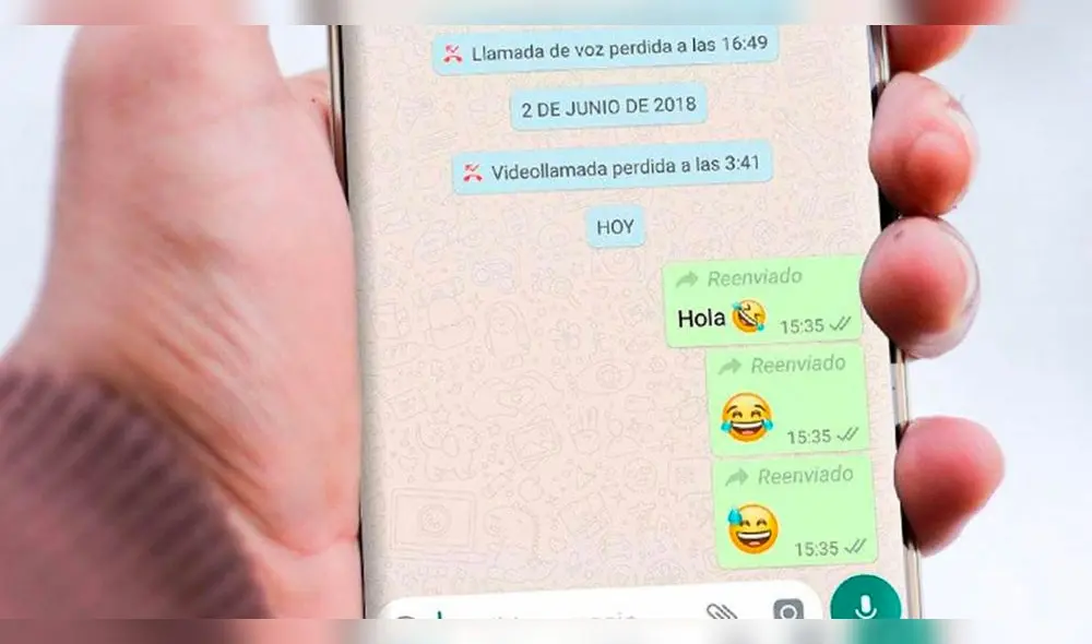 En muchos casos, los usuarios no desean que se vea ese 'reenviado' en los mensajes de WhatsApp. Foto: Xataka