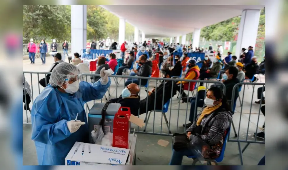 Primer Vacunatón del gobierno de Castillo se dará desde el 6 al 8 de agosto. Foto: Carlos Contreras / La República Primer Vacunatón del gobierno de Castillo se dará desde el 6 al 8 de agosto. Foto: Carlos Contreras / La República