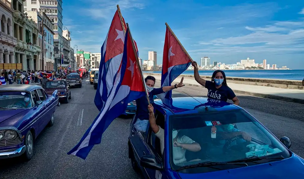 En el recorrido por la costanera de ocho kilómetros, los manifestantes agitaron banderas cubanas. Foto: AFP En el recorrido por la costanera de ocho kilómetros, los manifestantes agitaron banderas cubanas. Foto: AFP