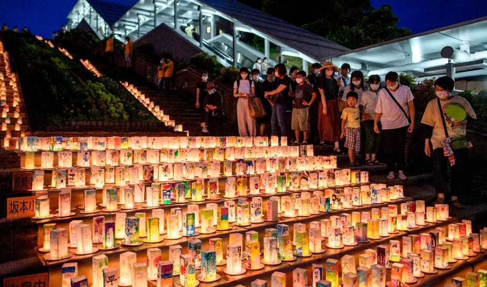 Tras la ceremonia, 440 pájaros sobrevolaron el monumento dedicado a las víctimas de la ciudad. Foto: AFP