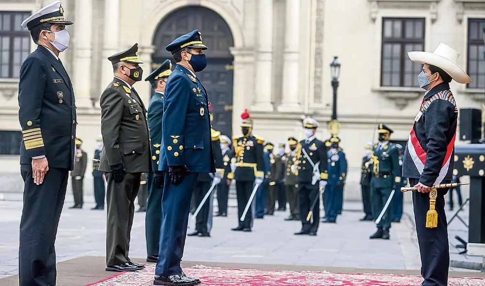Reconocimiento. Hubo reclamos de la prensa porque no se les dejó ingresar a la ceremonia. Castillo pidió a las FFAA y la PNP trabajar para el pueblo. Foto: Sepres
