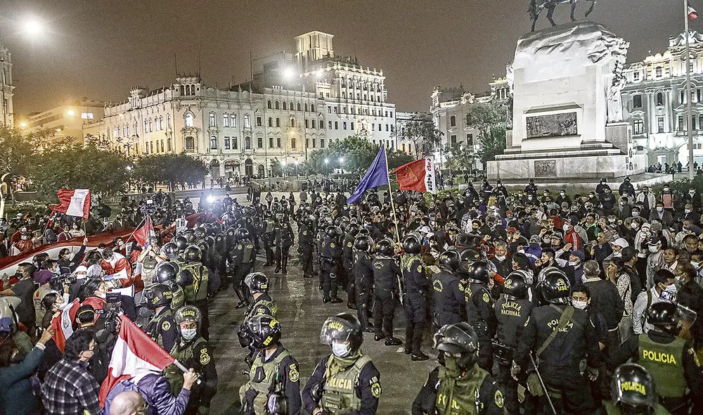 Seguridad. La policía tuvo que colocarse entre las dos agrupaciones para evitar que se produjeran más actos de violencia. Foto: Martín Mejía Seguridad. La policía tuvo que colocarse entre las dos agrupaciones para evitar que se produjeran más actos de violencia. Foto: Martín Mejía