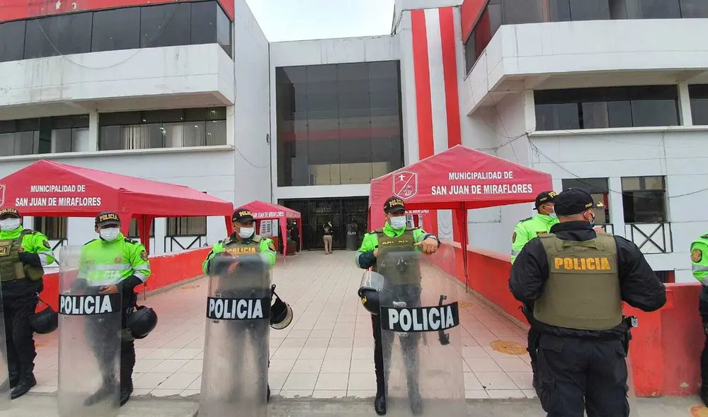 Policías incautan documentos en la municipalidad de San Juan de Miralores. Foto: Joel Robles / URPI-LR