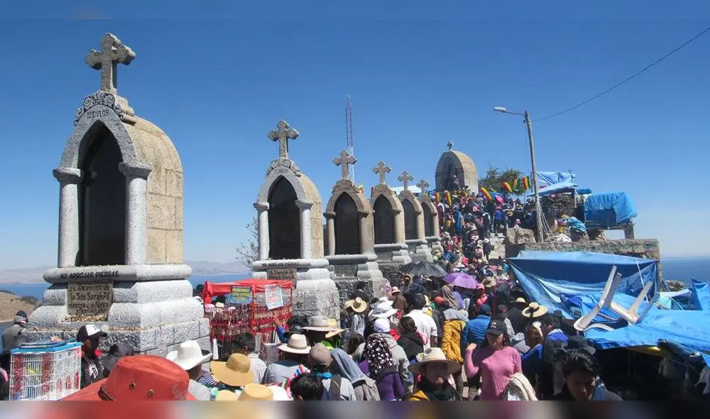 Peruanos cruzan hasta Bolivia para visitar a la virgen de Copacabana. Foto: archivo/La República