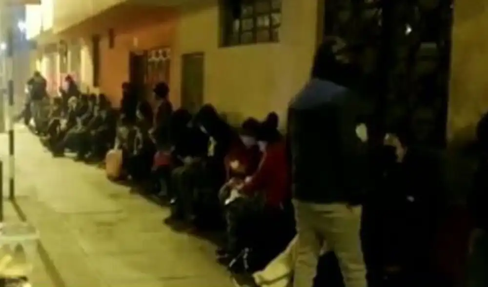 Personas aguardaron su turno para inmunizarse contra la COVID-19. Foto: difusión