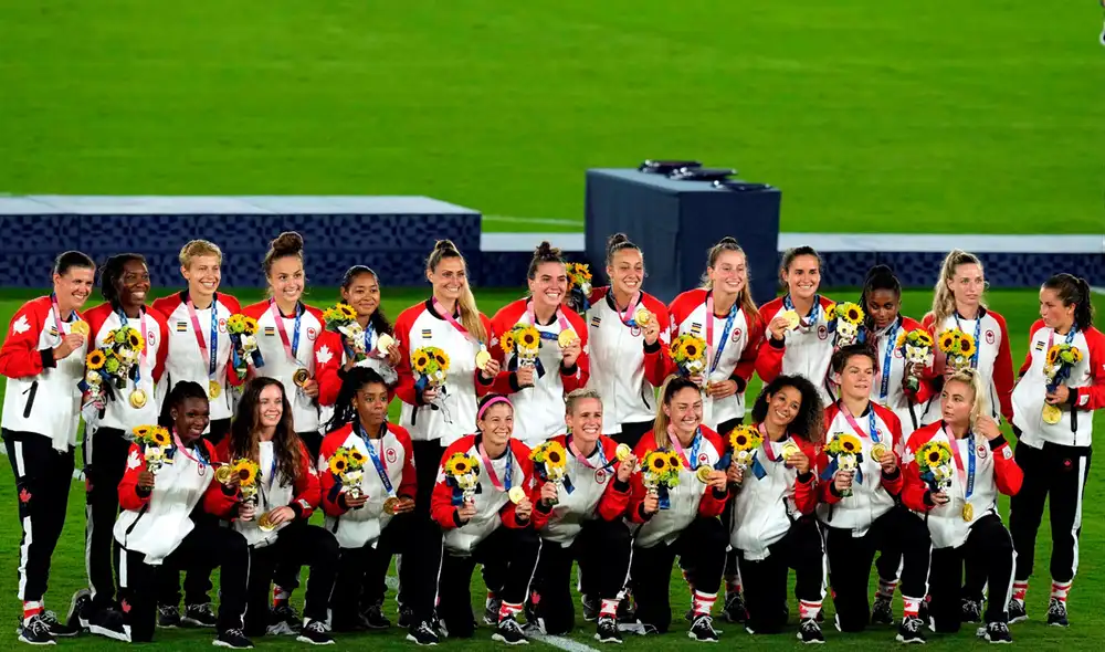 La selección femenina de Canadá ganó la medalla de oro por primera vez en su historia en los Juegos Olímpicos. Foto: EFE La selección femenina de Canadá ganó la medalla de oro por primera vez en su historia en los Juegos Olímpicos. Foto: EFE