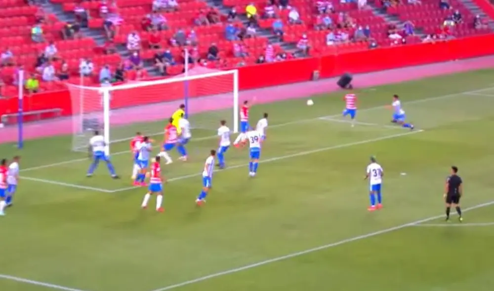 Abram madrugó a los defensores malagueños y puso el primer tanto para el Granada. Foto: captura youtube
