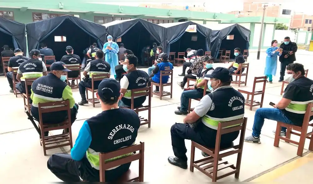 Serenos de municipio provincial de Chiclayo recibieron sus primeras dosis. Foto: Geresa Serenos de municipio provincial de Chiclayo recibieron sus primeras dosis. Foto: Geresa