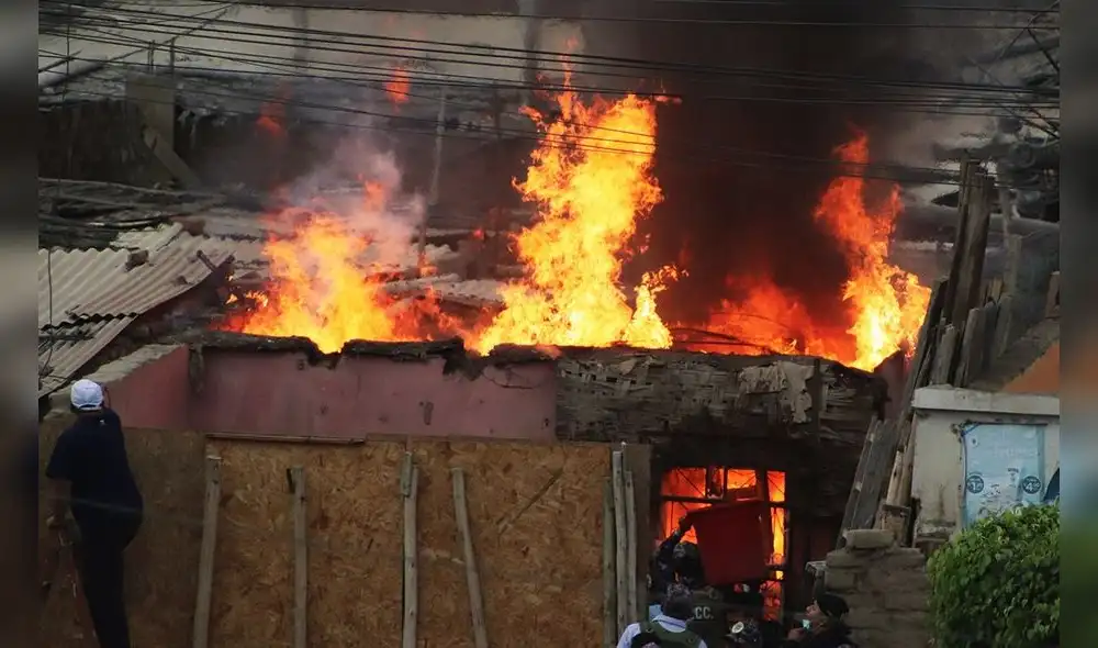 Vecinos trataron de sofocar llamas con baldes y bidones con agua. Foto: Municipalidad de Chao