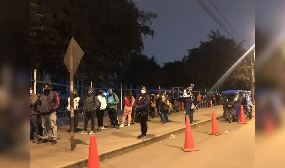 Decenas de personas realizan largas colas para recibir su dosis de Sinopharm. Foto: Gianella Aguirre/URPI - LR
