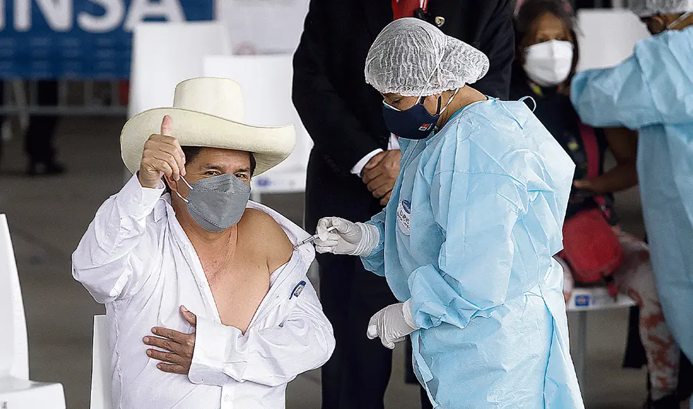 Su turno. Pedro Castillo dijo que todas las vacunas son buenas y pidió a población acudir a los puntos de atención para estar protegidos ante tercera ola. Foto: Aldair Mejía / La República Su turno. Pedro Castillo dijo que todas las vacunas son buenas y pidió a población acudir a los puntos de atención para estar protegidos ante tercera ola. Foto: Aldair Mejía / La República