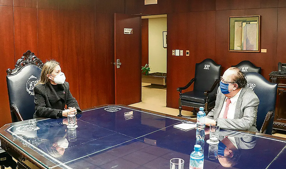Encuentro. María del Carmen Alva, presidenta del Congreso, platica con el titular del Banco Central de Reserva, Julio Velarde. Foto: Congreso Encuentro. María del Carmen Alva, presidenta del Congreso, platica con el titular del Banco Central de Reserva, Julio Velarde. Foto: Congreso