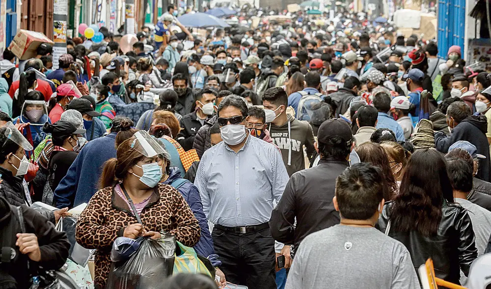 No bajen la guardia. El relajamiento de las medidas de protección ya está mostrando un aumento de contagios en el país. Foto: Antonio Melgarejo / La República