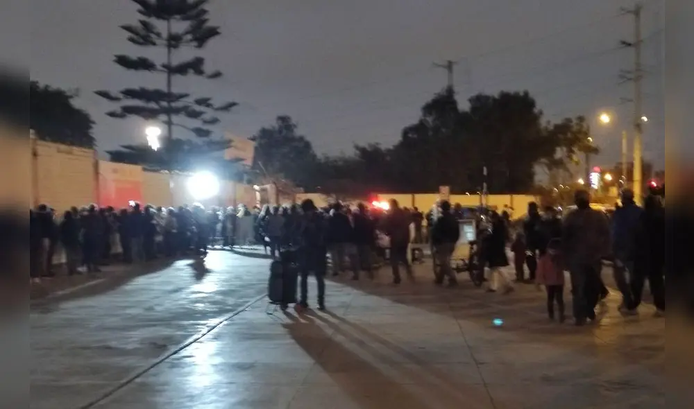 Ciudadana compartió una fotografía de la gran afluencia en el centro de vacunación Mayta Capac, en SMP. Foto: Yenisa Guizado/Twitter Ciudadana compartió una fotografía de la gran afluencia en el centro de vacunación Mayta Capac, en SMP. Foto: Yenisa Guizado/Twitter