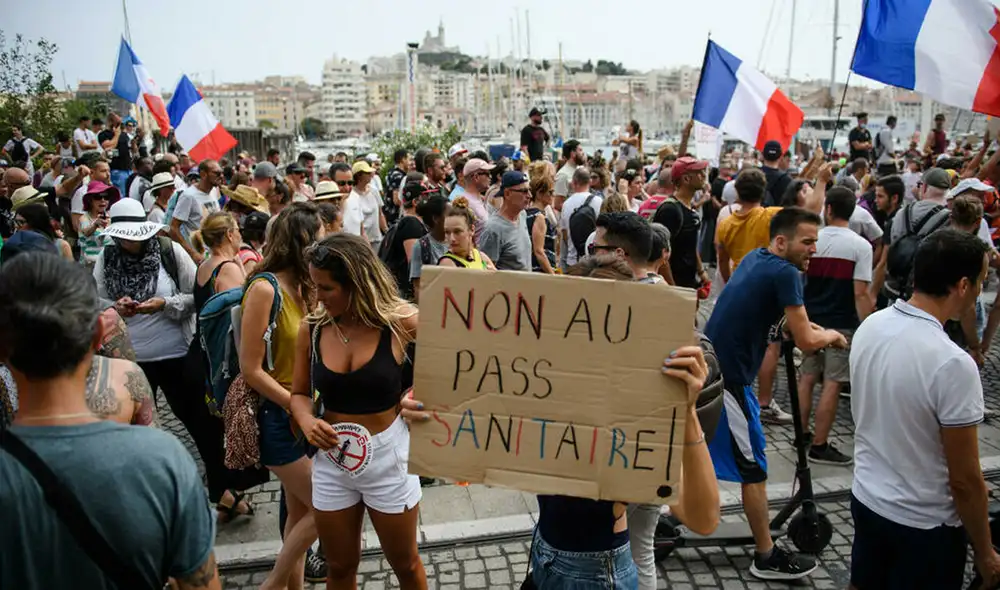 Pese a que está demostrado que las vacunas previenen casos graves de enfermedad, los manifestantes sostienen que son medidas "coercitivas". Foto: AFP Pese a que está demostrado que las vacunas previenen casos graves de enfermedad, los manifestantes sostienen que son medidas "coercitivas". Foto: AFP