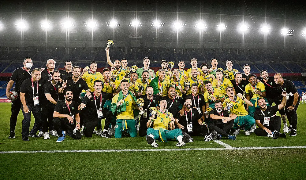 Festejo. Todo el plantel de la selección brasileña celebró la obtención de la medalla de oro en el Yokohama Stadium. Foto: difusión Festejo. Todo el plantel de la selección brasileña celebró la obtención de la medalla de oro en el Yokohama Stadium. Foto: difusión