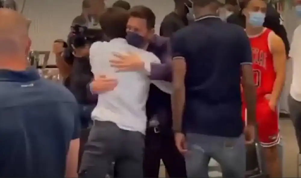 La despedida se dio al finalizar la conferencia de prensa de Lionel Messi. Foto: Barca TV La despedida se dio al finalizar la conferencia de prensa de Lionel Messi. Foto: Barca TV