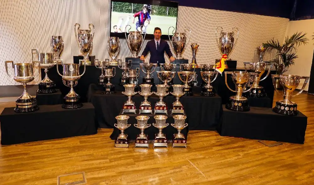 Lionel Messi sale posando con todos los trofeos que ganó en la institución azulgrana. Foto: Barcelona