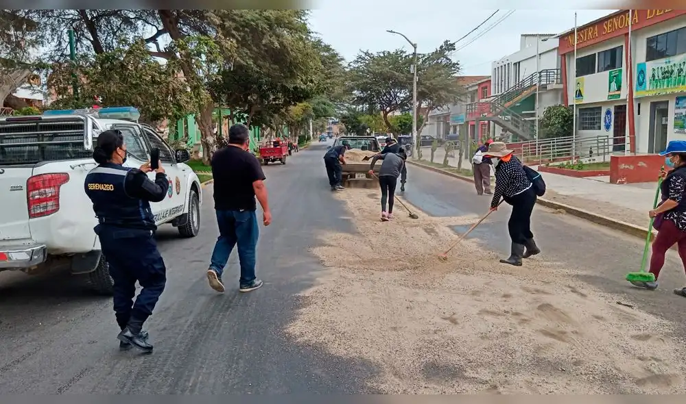 Personal municipal regó arena sobre el petróleo que se derramó en una avenida de Talara. Foto: Difusión.