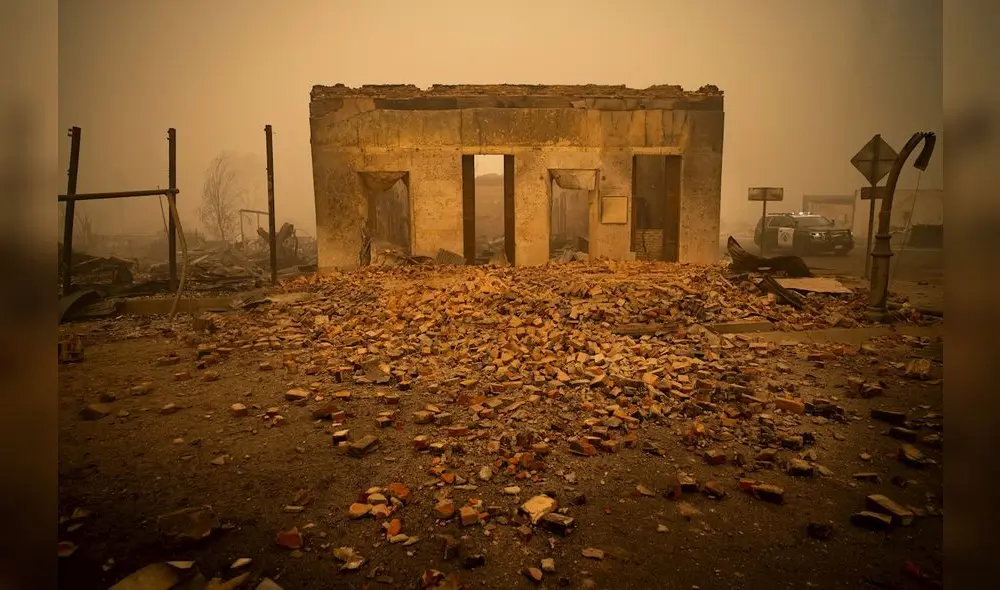 Edificios y vehículos quedan destruidos por el incendio Dixie en Greenville, California, EE. UU. Foto: EFE