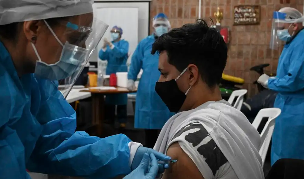 Los excelentes índices de vacunación van de la mano con una abrupta caída de los contagios, muertes e internaciones en terapia intensiva por COVID-19. Foto: AFP Los excelentes índices de vacunación van de la mano con una abrupta caída de los contagios, muertes e internaciones en terapia intensiva por COVID-19. Foto: AFP