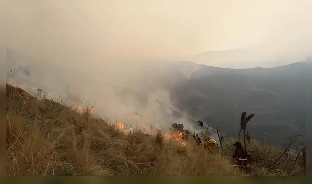 Incendio se extiende a medida que pasan las horas debido a fuertes vientos. Foto: Municipalidad de Quispicanchi