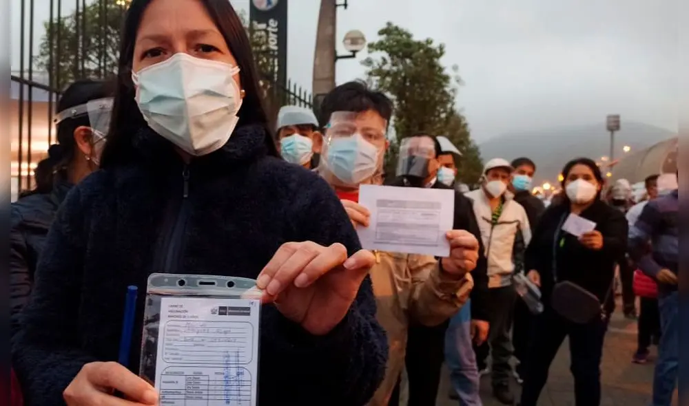 Las personas también acudieron por sus segundas dosis pendientes. Foto: César Zorrilla/URPI-LR Las personas también acudieron por sus segundas dosis pendientes. Foto: César Zorrilla/URPI-LR