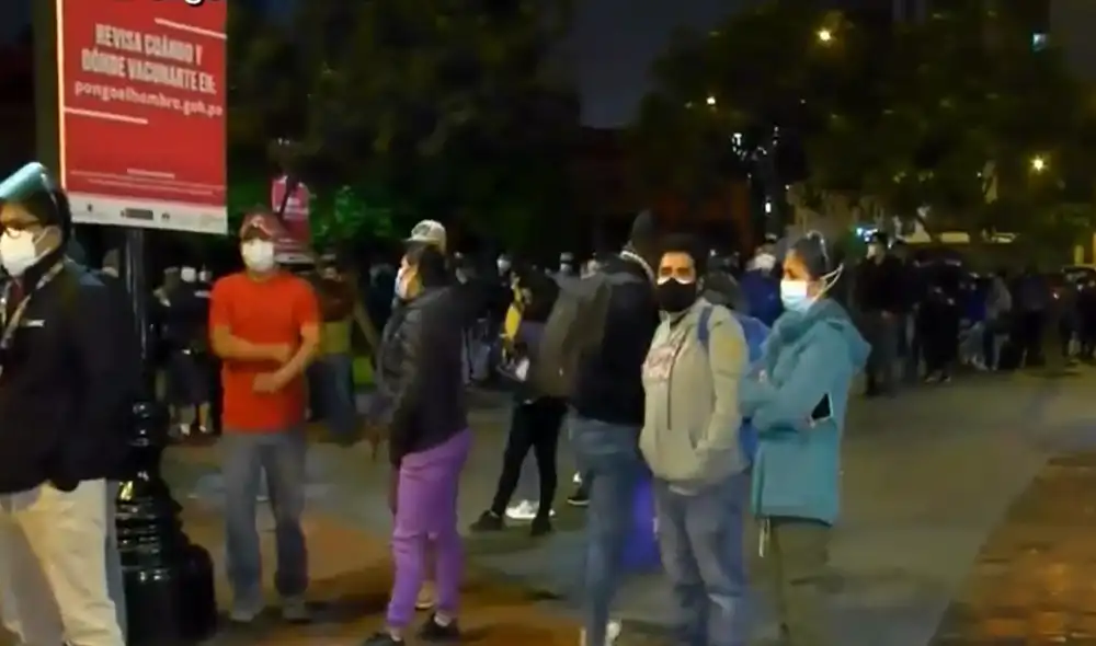 Ciudadanos no respetaban la distancia social. Foto: captura TV Perú Ciudadanos no respetaban la distancia social. Foto: captura TV Perú
