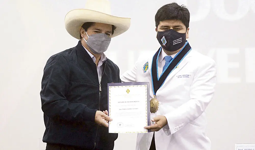 Conocidos. Castillo fue condecorado en julio por Carhuapoma. Foto: difusión