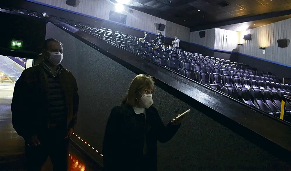 Espacios. De acuerdo con el número de entradas adquiridas, se bloquean en similar cantidad las butacas aledañas para respetar el distanciamiento. Foto: John Reyes/La República