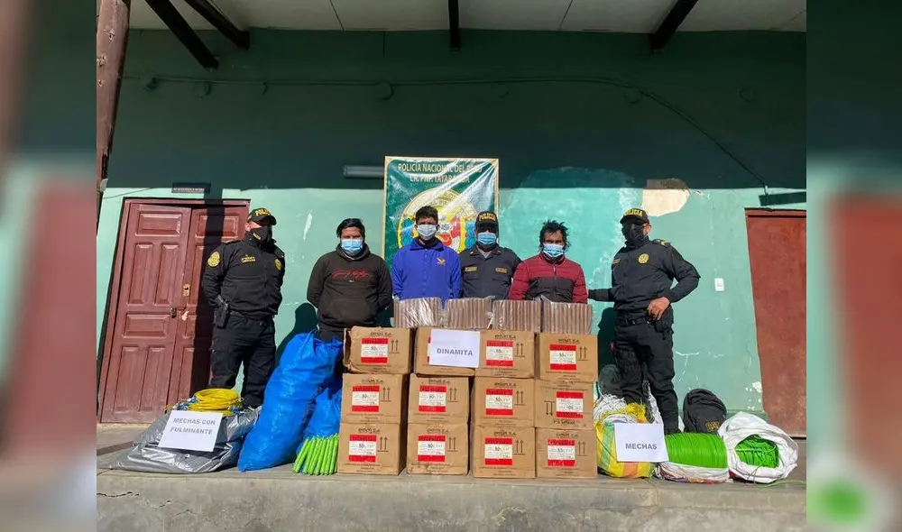 Los tres detenidos junto a las cajas de dinamita incautada. Foto: PNP