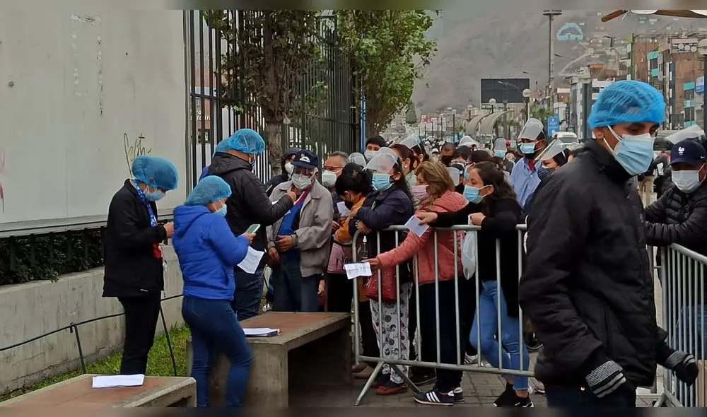 Mayores de 40 años reclamaron mayor información. Foto: Joel Robles/URPI-LR Mayores de 40 años reclamaron mayor información. Foto: Joel Robles/URPI-LR