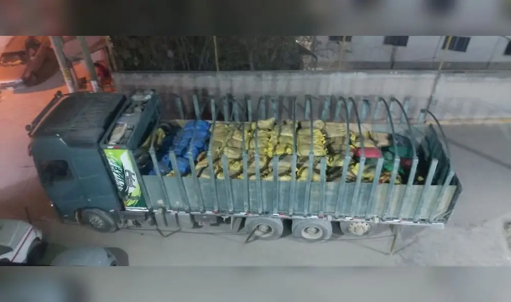 Camión fue detenido cerca de comisaría con sacos llenos de desecho mineral. Foto: PNP Camión fue detenido cerca de comisaría con sacos llenos de desecho mineral. Foto: PNP