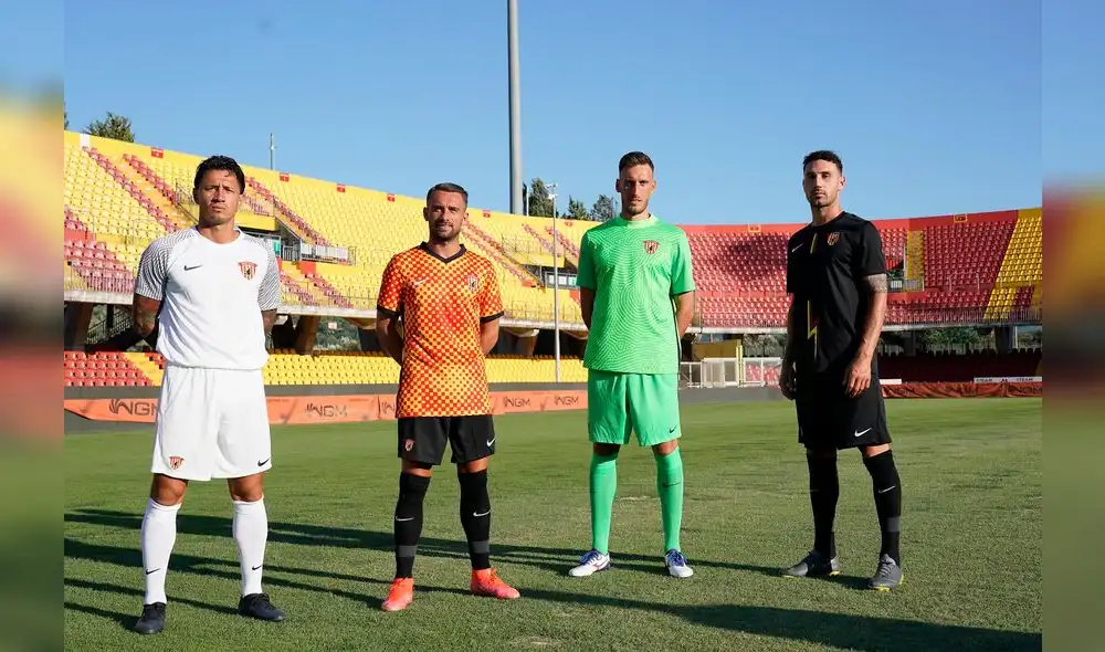 Gianluca Lapadula en la presentación de la nueva camiseta del Benevento de la Serie B italiana. Foto: @bncalcio
