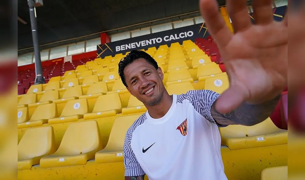Gianluca Lapadula en la presentación de la nueva camiseta del Benevento de la Serie B italiana. Foto: @bncalcio Gianluca Lapadula en la presentación de la nueva camiseta del Benevento de la Serie B italiana. Foto: @bncalcio