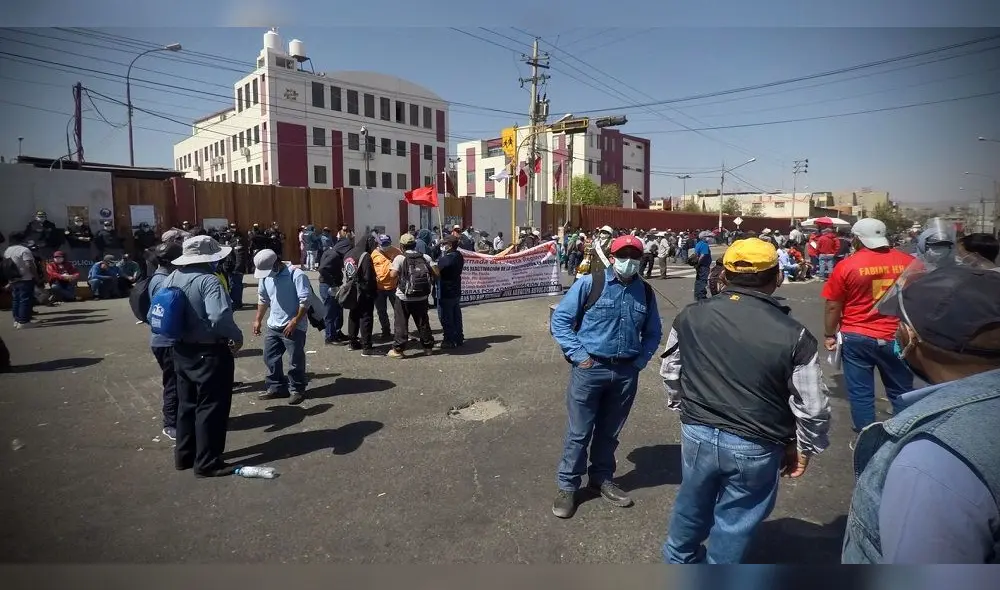Obreros habían iniciado este lunes un paro indefinido en los exteriores del Gobierno Regional de Arequipa. Foto: Oswald Charca/La República