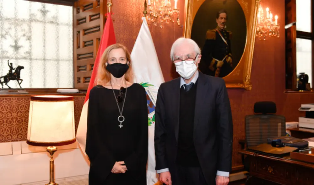 La embajadora estadounidense en Perú, Lisa Kenna, junto al canciller peruano Héctor Béjar. Foto: Ministerio de Relaciones Exteriores
