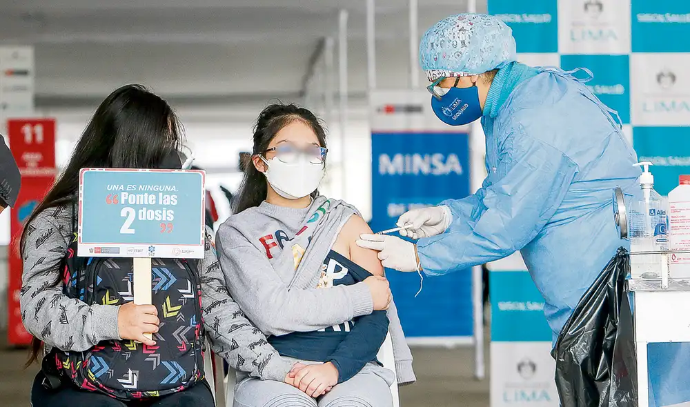 Pone el hombro. La vacunación regular se mantiene a nivel nacional. Ayer se inició la inmunización de los menores que recibieron un trasplante. Foto: difusión Pone el hombro. La vacunación regular se mantiene a nivel nacional. Ayer se inició la inmunización de los menores que recibieron un trasplante. Foto: difusión