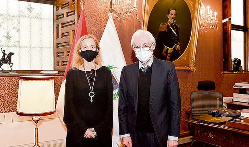 Reunión. Ministro Béjar y embajadora de EE. UU., Lisa Kenna. Foto: difusión Reunión. Ministro Béjar y embajadora de EE. UU., Lisa Kenna. Foto: difusión