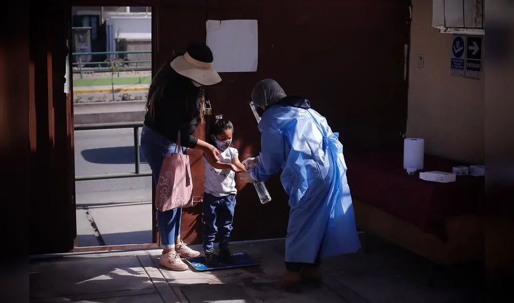 Bienvenida. En el Polivalente Alfonso Ugarte 11 menores de inicial regresaron a clases presenciales. Foto: Oswald Charca/La República. Bienvenida. En el Polivalente Alfonso Ugarte 11 menores de inicial regresaron a clases presenciales. Foto: Oswald Charca/La República.
