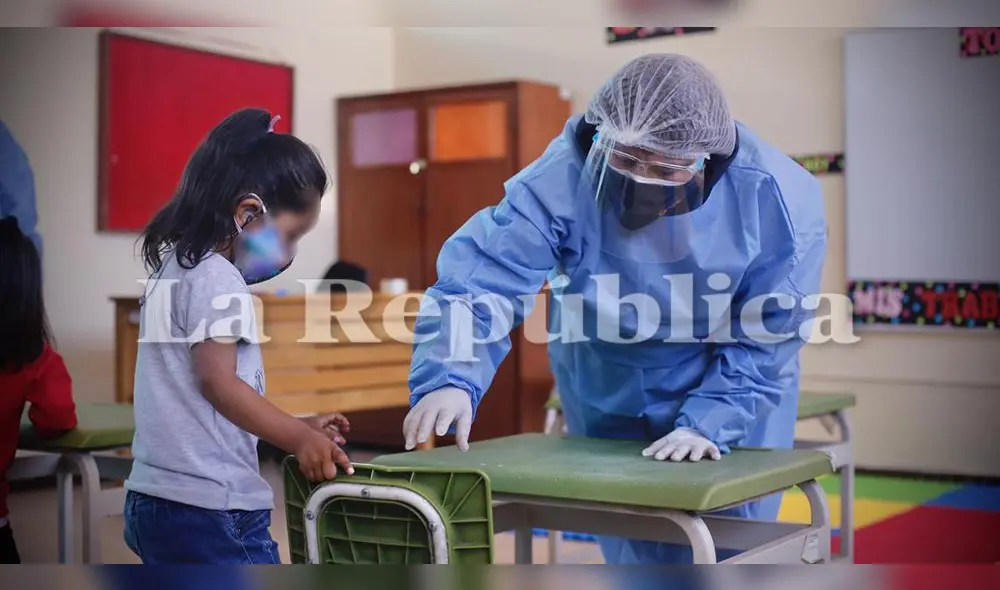 Directores de colegio, en consenso con padres, deben acordar el retorno a clases de sus hijos solo en colegios habilitados por el Minedu. Foto: Oswald Charca/La República
